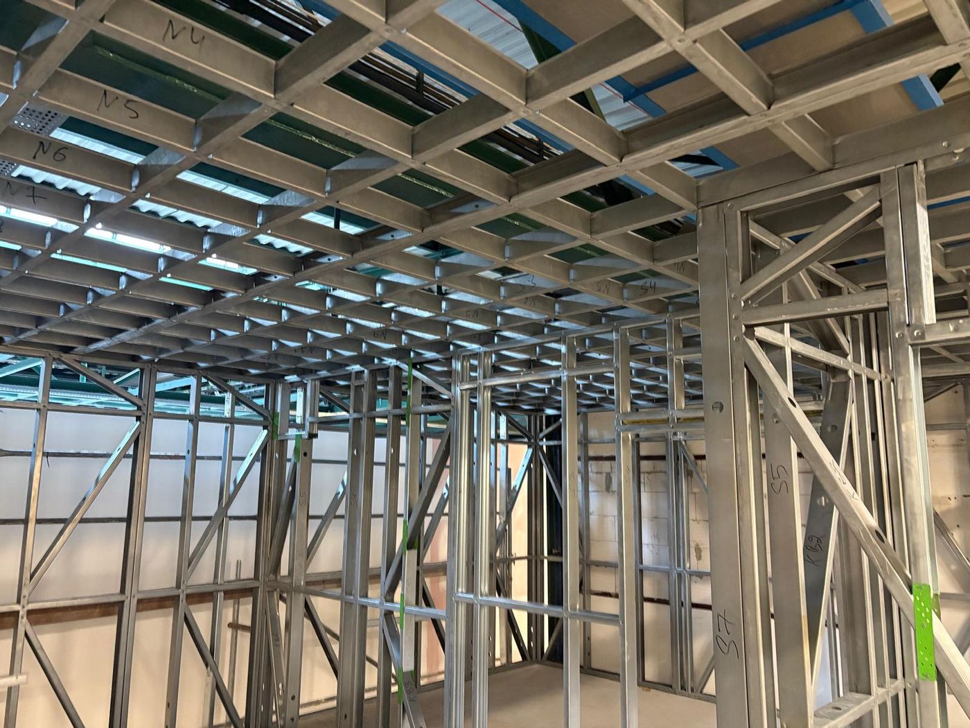 Ocelový LGSF skelet s CNC řezanými profily uvnitř výrobní haly pivovaru Radegast