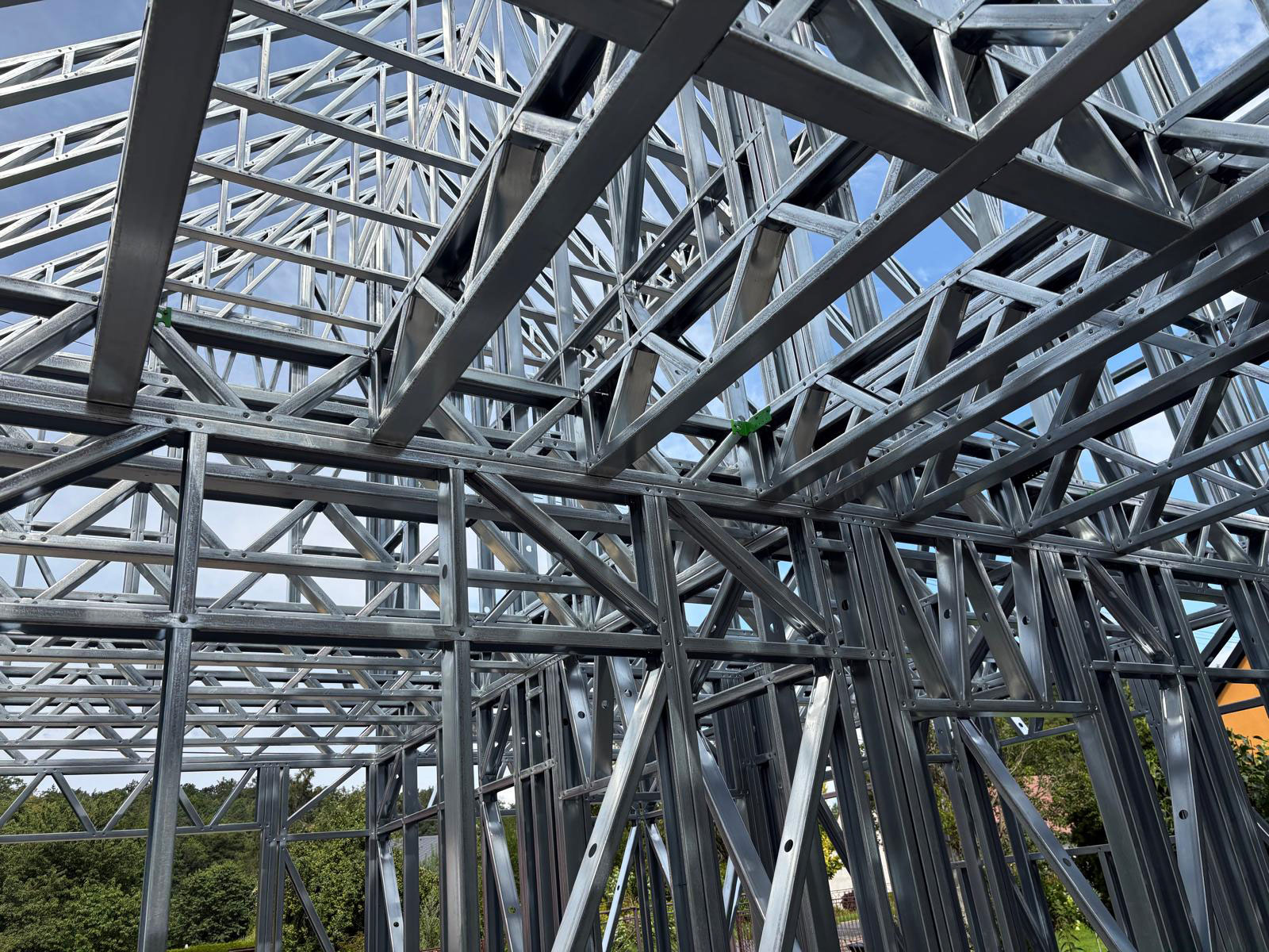 Mladecko — detail vazníkové konstrukce střechy zevnitř